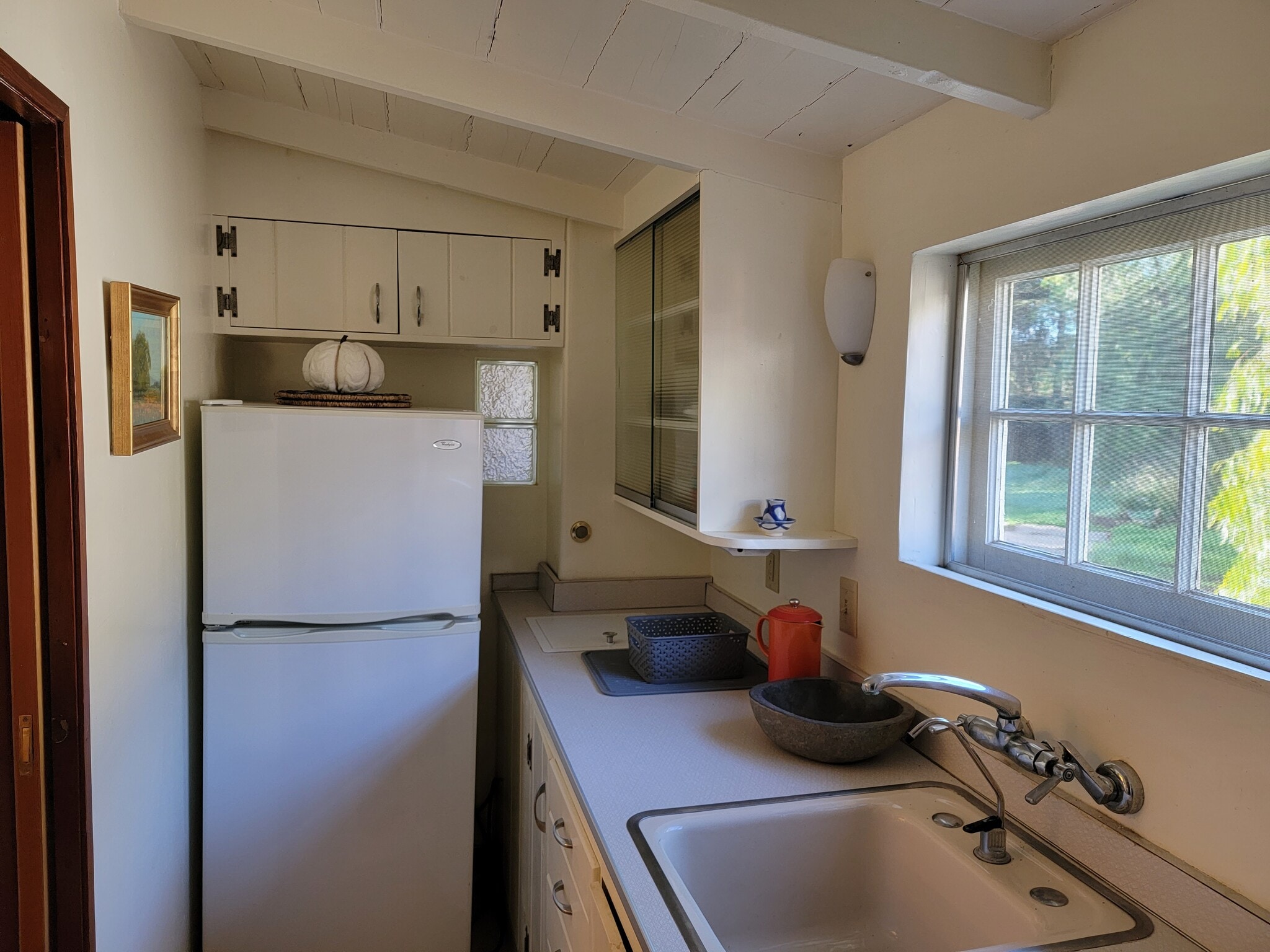 Kitchen with refrigerator - 311 Palomar Rd