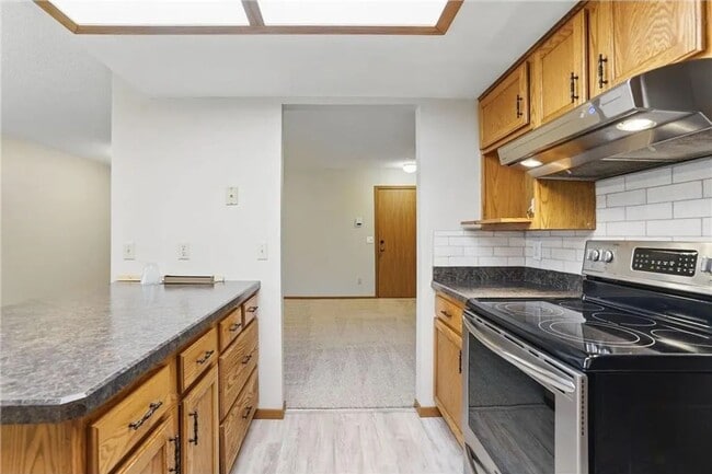 Building Photo - Spacious 2 Bedroom Townhome in Maple Grove!