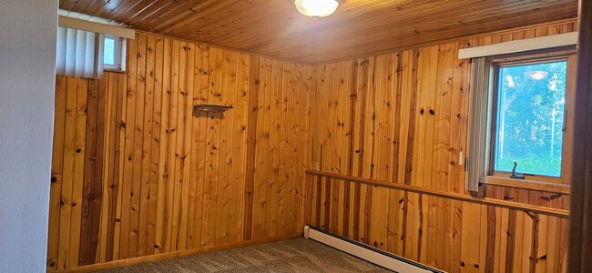 Building Photo - Large Rambler with 5 bedrooms, 2 baths wit...