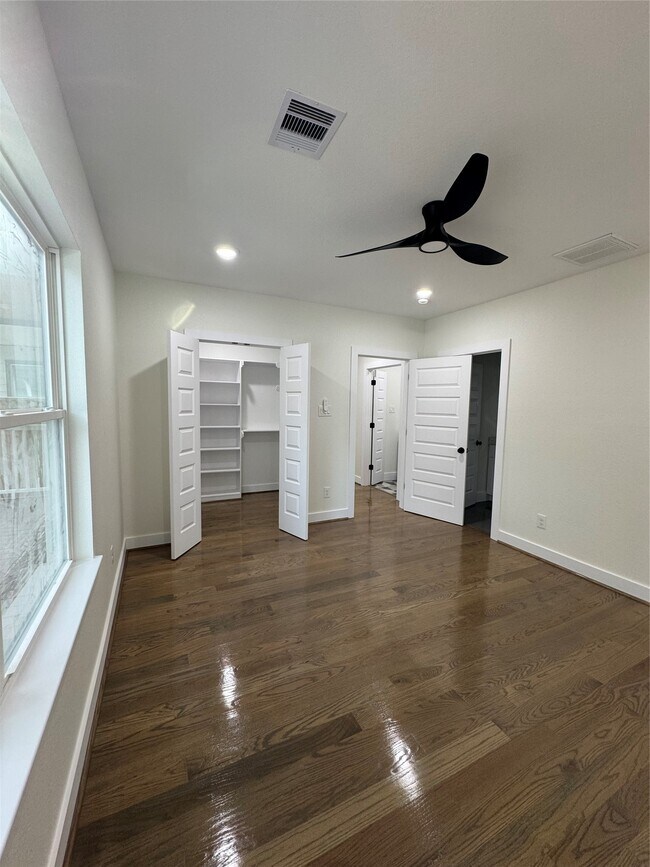 Building Photo - 923 Adele St