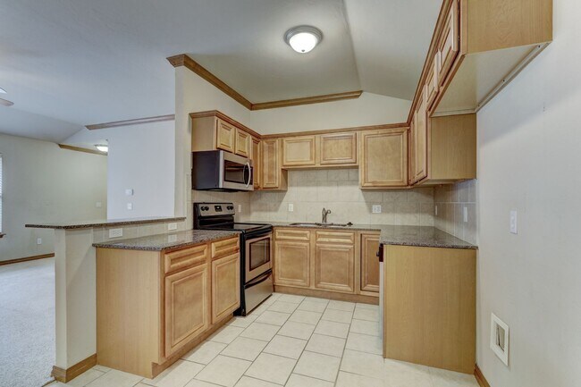 Building Photo - $500 Off First Month's Rent Move In Special!! Duplex in Yukon, Available Now!
