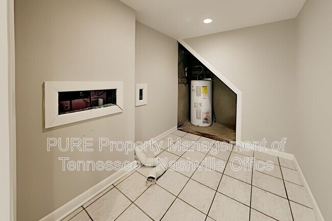 Building Photo - 573 Whispering Hills Dr