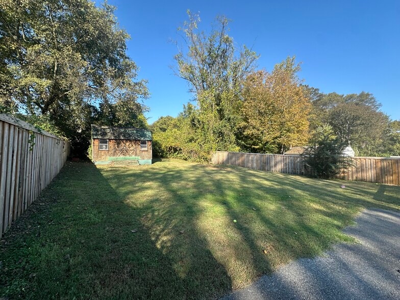 Backyard - large shed for storage. - 5623 Meadowcrest Ln