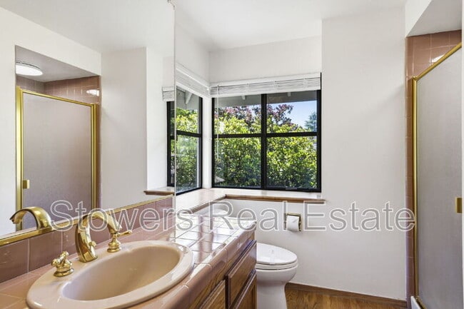 Building Photo - 618 Banister Ln