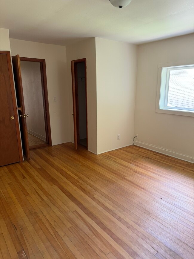 Building Photo - 613 S Dewey St