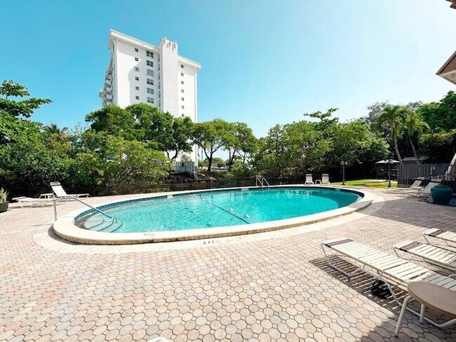 Building Photo - 12 NE 19th Ct