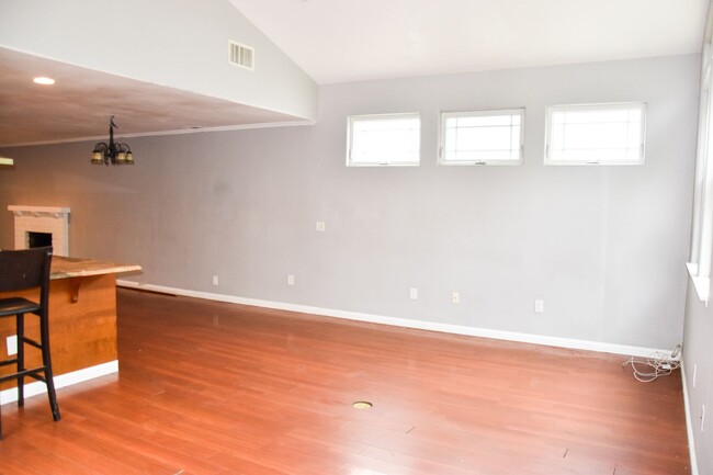 Building Photo - Large Home in North Orange