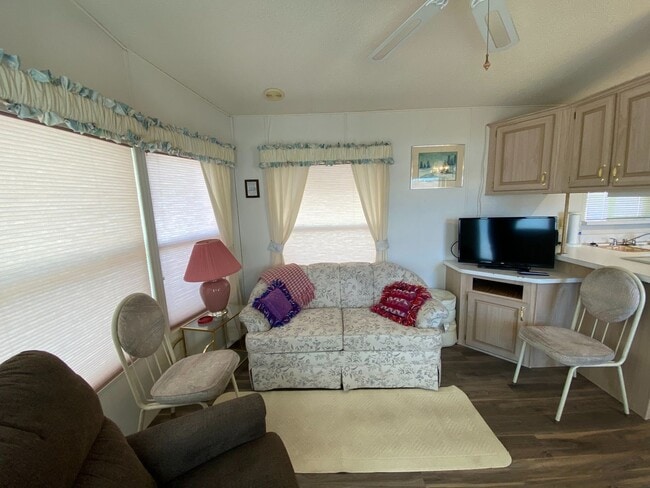 Building Photo - 55+ Park Town Home!