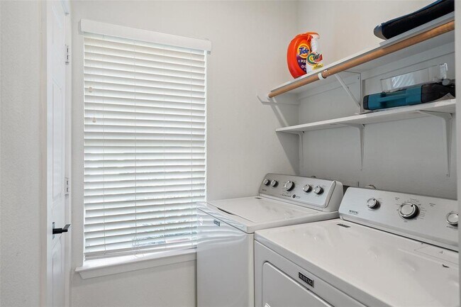 Building Photo - 3413 Blumie St