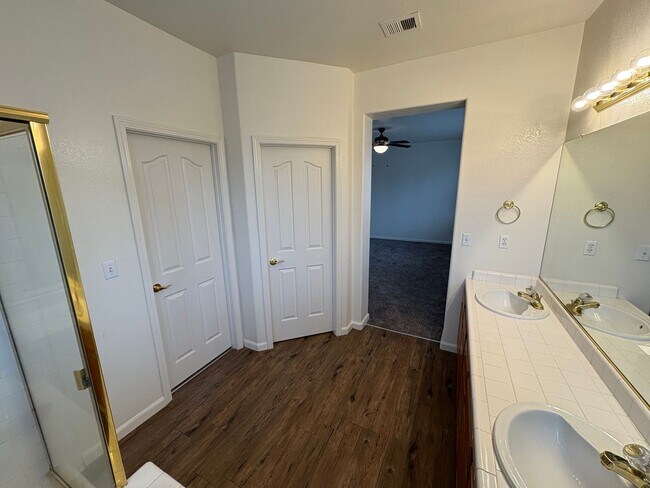 Building Photo - Spectacular home available now in a great neighborhood!