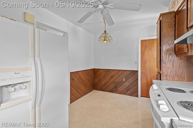 Building Photo - 25152 Fairway Dr