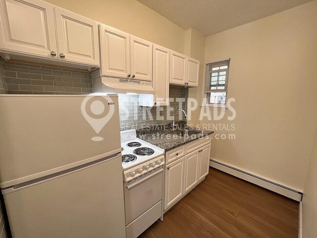 Building Photo - bedroom in Boston MA 02130