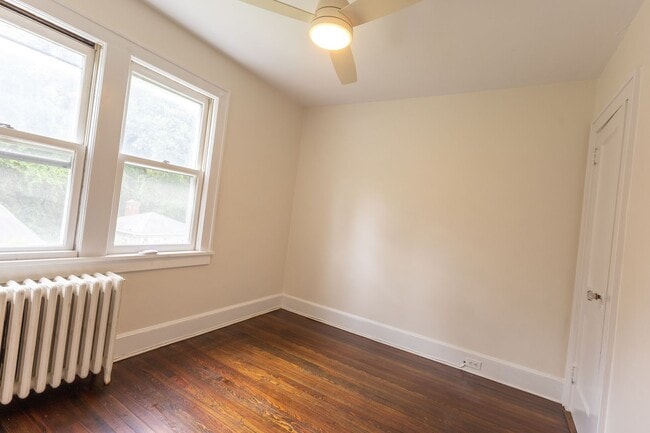 Building Photo - Spacious 3-bedroom, 2-bathroom (Full House...