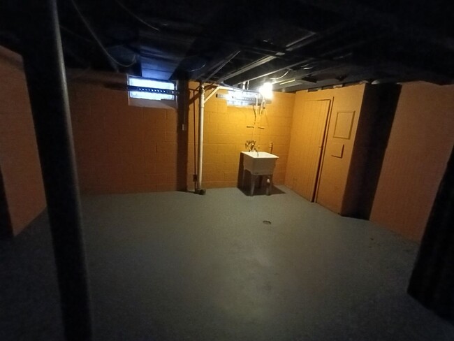 Building Photo - 3 bedroom 1 bath bungalow now available! -...