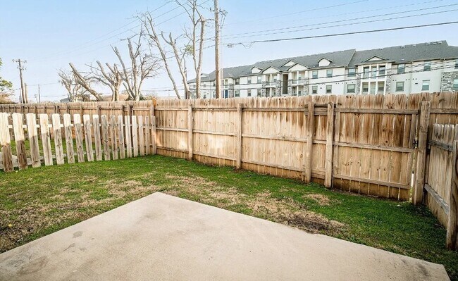 Building Photo - 117 Springtree St