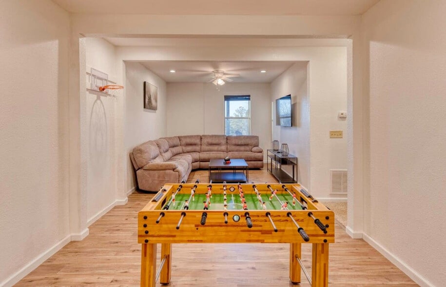 Building Photo - 742 E 2nd St