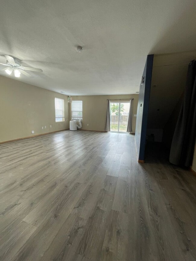 Building Photo - 3 Bedroom 2 Bath House in Thornton Available Now!