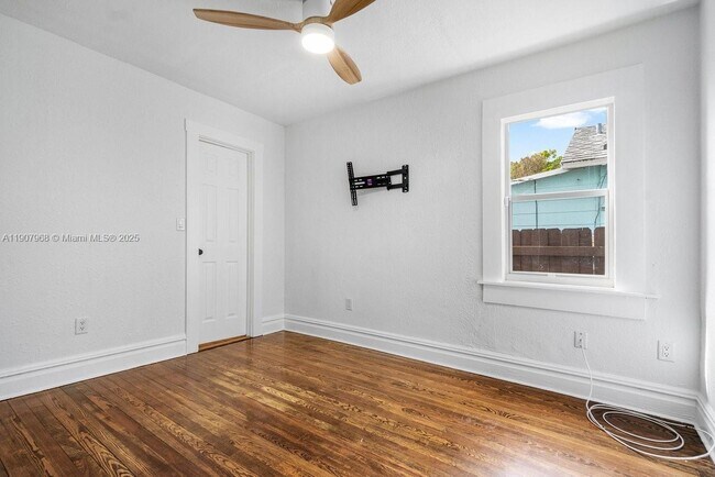 Building Photo - 416 S L St