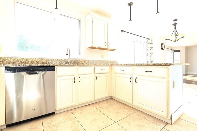 Building Photo - 5 Bed 3.5 Bath Chesterfield Charmer