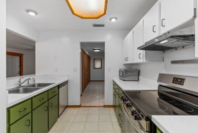 Building Photo - Stunning 2/1 with Water Views at Bivens La...