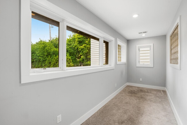Building Photo - 4515 N Lake Dr