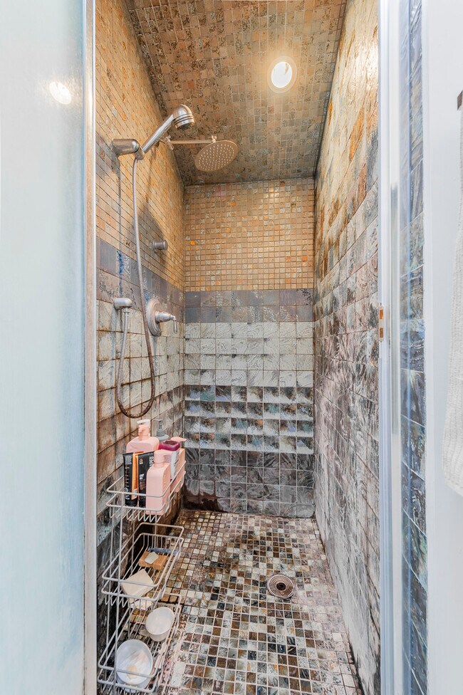 Building Photo - 1252 W Elmdale Ave