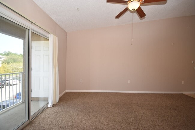 Building Photo - WOW! 2/2 in Merrill Pines Gated Community