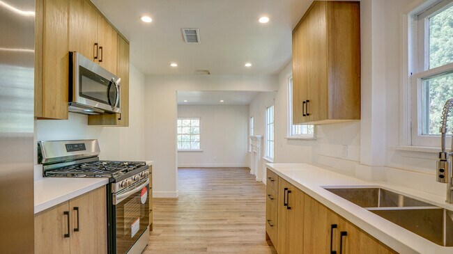 Building Photo - 6114 Saturn St