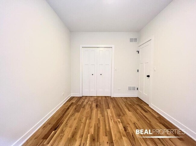 Building Photo - 2 bedroom in CHICAGO IL 60625