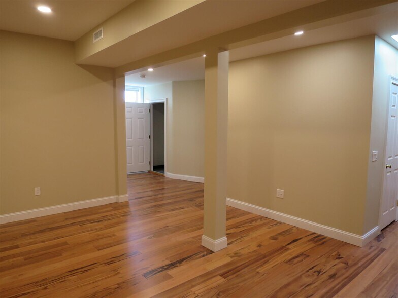 Building Photo - 136 Inman St