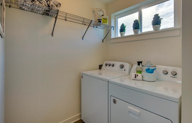Building Photo - Modern 3 BR, 2 BA Townhouse in the Heart of Bend, OR!