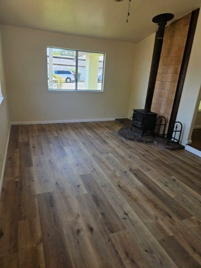 Building Photo - Lakeport Gem for rent