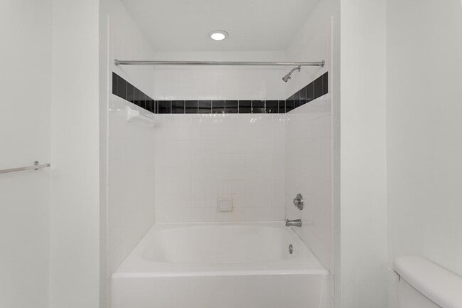 Building Photo - 5303 Bay Club Cir