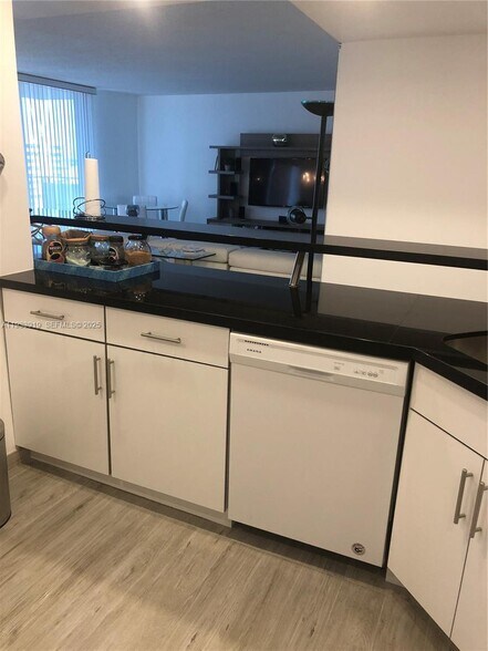 Building Photo - 2030 S Ocean Dr