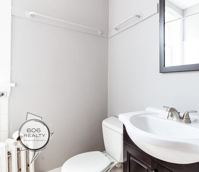Building Photo - Large, Vintage Two Bedroom in Andersonville