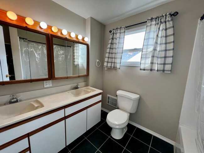 Building Photo - Charming 4-Bedroom Home with Office