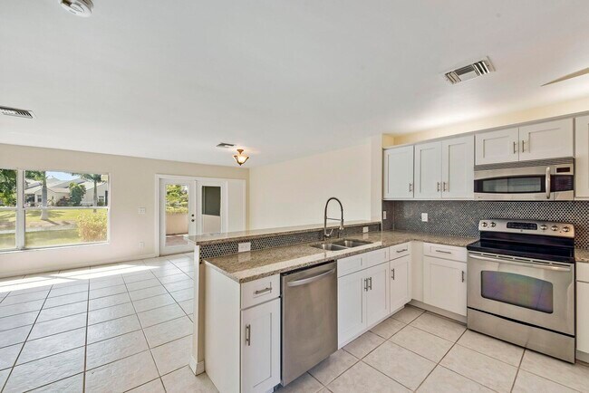 Building Photo - 1132 W Lakes Dr