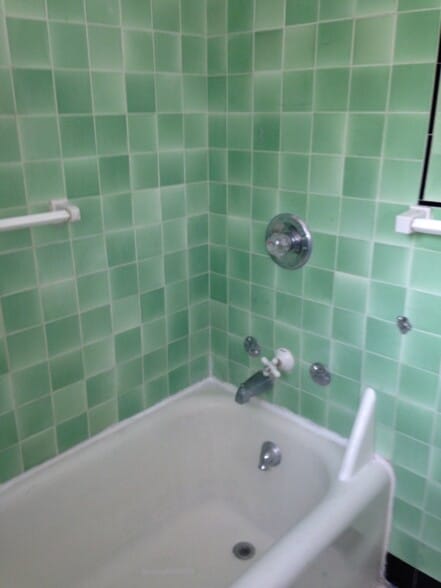 Tile bath - 2763 Mount Carmel Ave