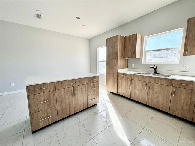 Building Photo - 9 W St Francis Ave