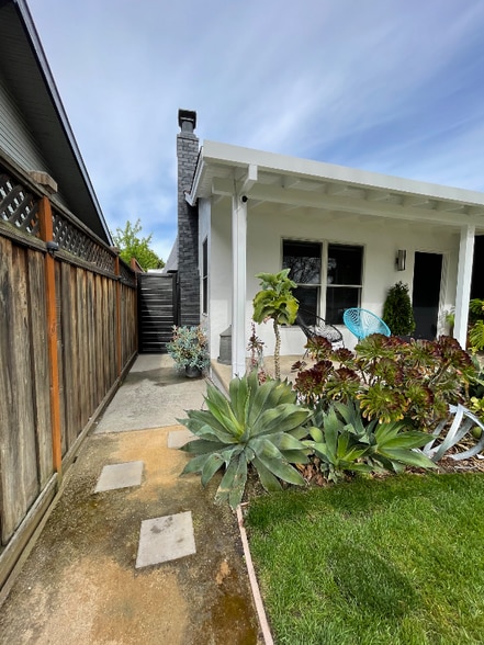 Building Photo - 463 Menker Ave