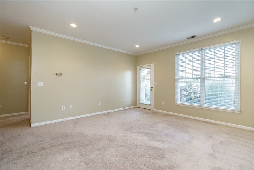 Building Photo - 800 Moratuck Dr