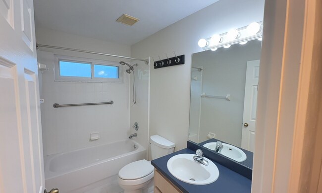 Building Photo - Spacious 3/2 in Eagle Point