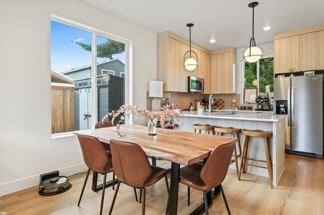 Building Photo - 6417 N Greenley Ave #4