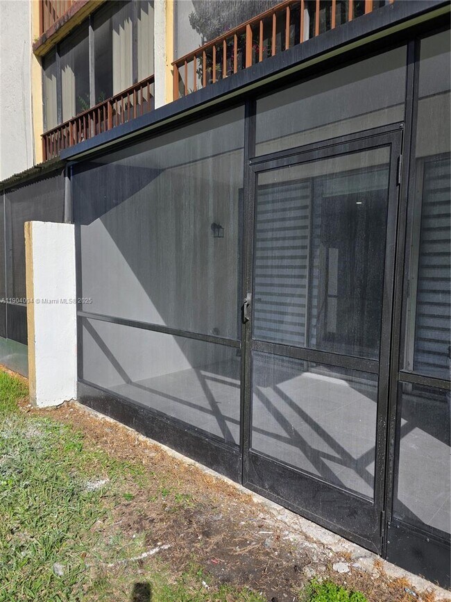 Building Photo - 8870 Fontainebleau Blvd