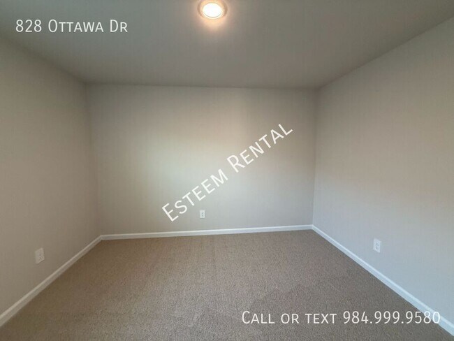 Building Photo - 828 Ottawa Dr