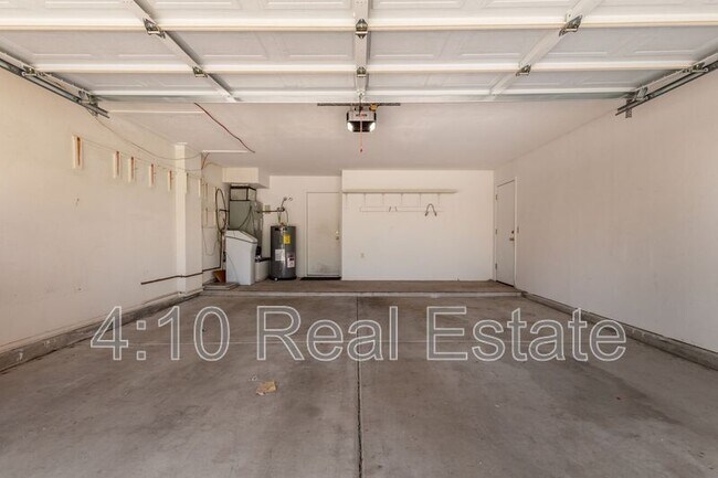 Building Photo - 1678 S Ash Dr