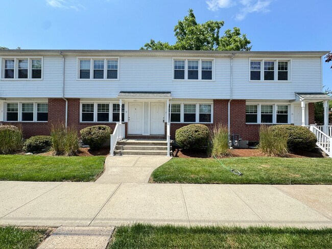 Building Photo - 27 Savin Ct