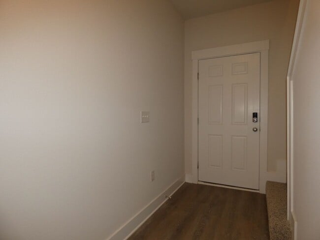 Building Photo - Stunning Townhome - End Unit
