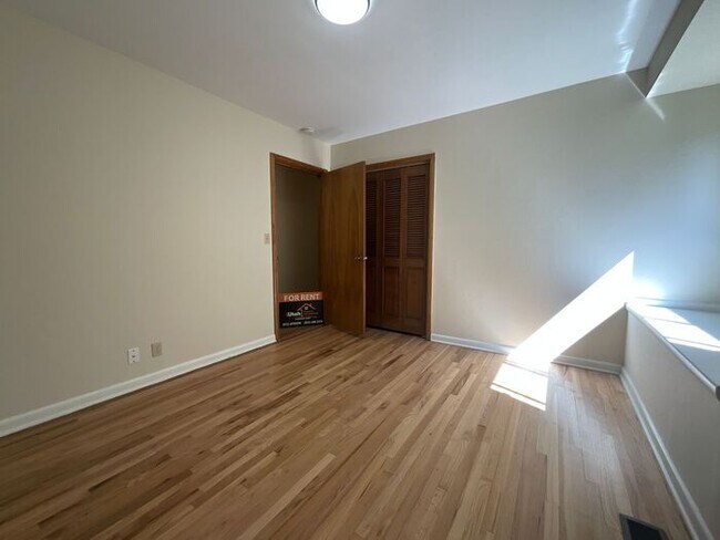 Building Photo - 4 bdrm 3 bth plus a Den/office Home 2 Car ...