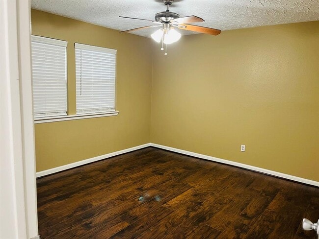 Building Photo - 16203 Ridgegreen Dr